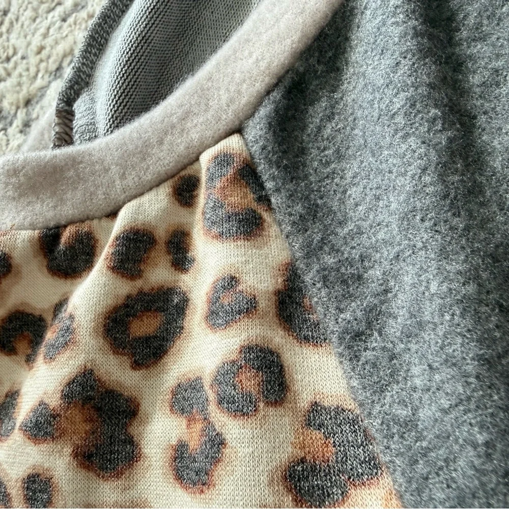 NWOT-Emerald Brand Leopard Sleeve Gray Ombre Raglan Top - Women Sz M - Picture 8 of 10